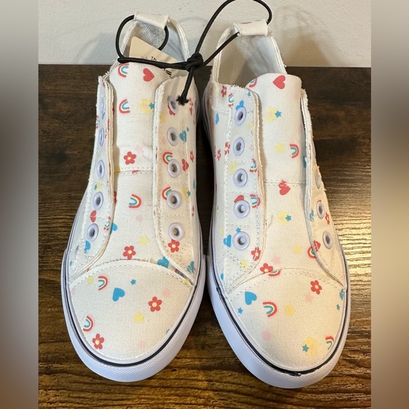 Thereabouts Girls Bailey Button Sneaker NWT various sizes - Picture 2 of 7